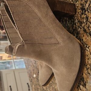 Like New Faryl Robin Suede Booties